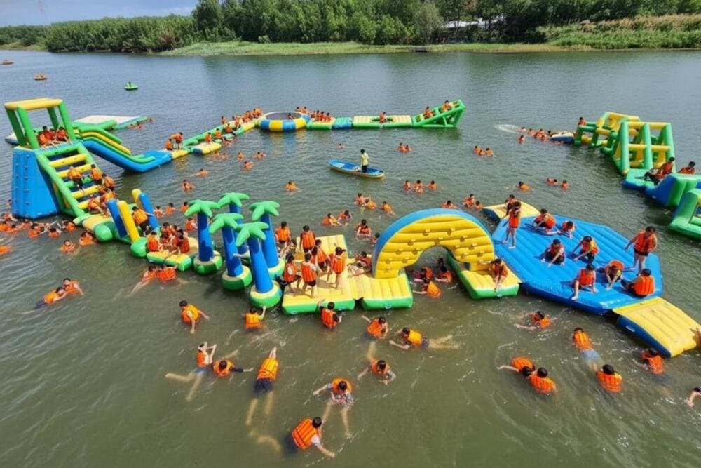 Khu sinh thái ven sông, thích hợp vui chơi team-building, tắm sông và ăn uống ngoài trời.